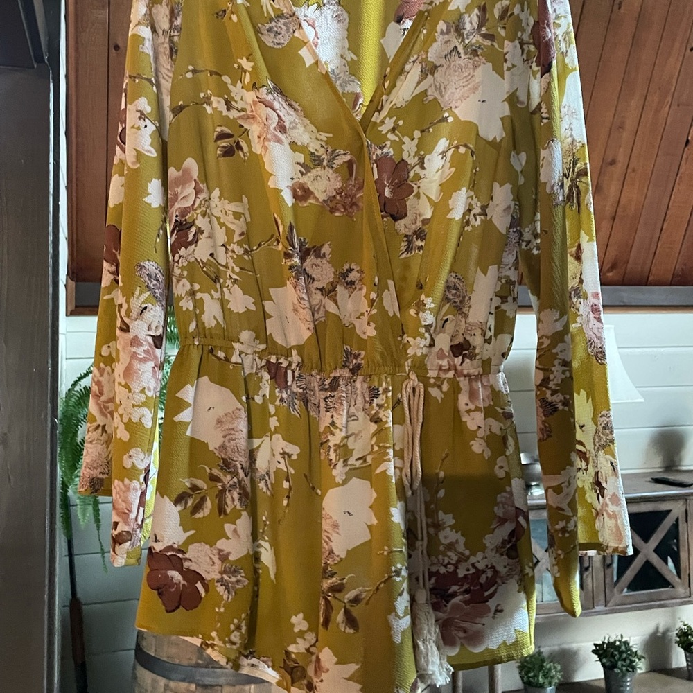 Umgee floral romper, size small.